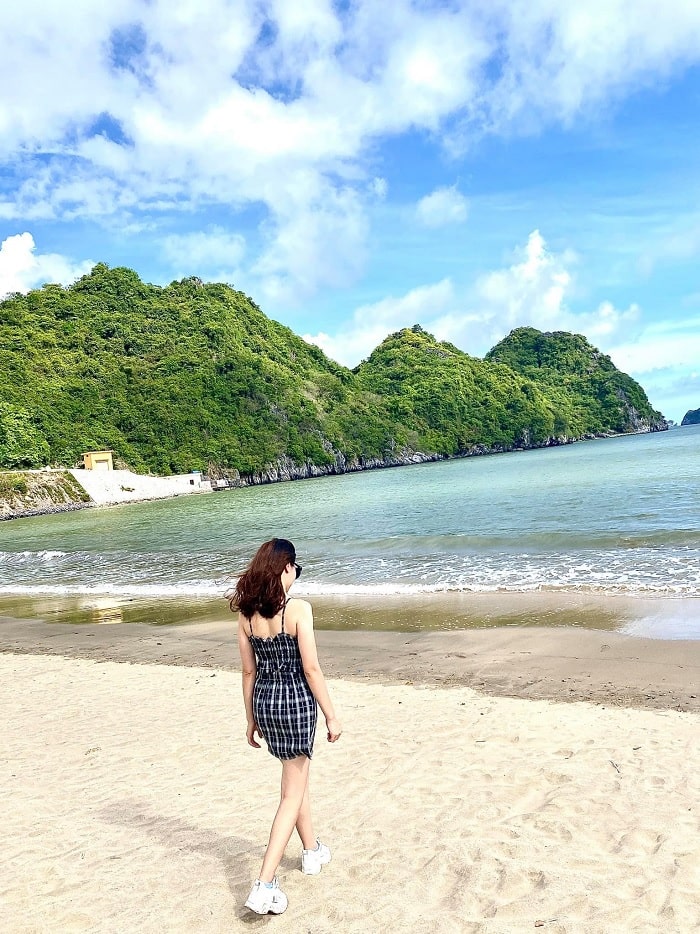 nước xanh, cát trắng - vẻ đẹp của Bãi biển Tùng Thu