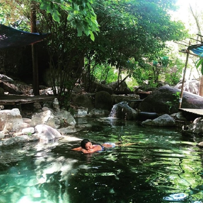 Tắm suối ở Suối Lương Đà Nẵng 