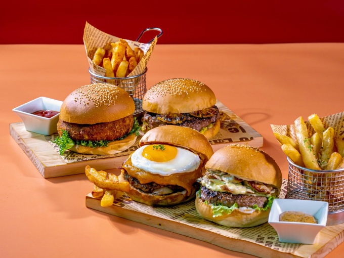 Một số loại burger khác nằm trong chương trình ưu đãi Thưởng thức burger và bánh mì thứ 2 với giá chỉ 10.000 đồng. Ảnh: Le Meridien Sài Gòn