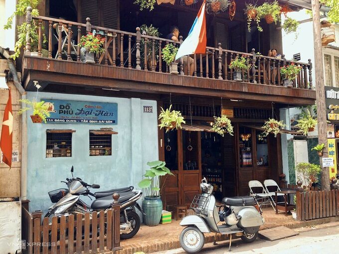 Quán cà phê là ngôi nhà cổ, nơi hoạt động của biệt động Sài Gòn với những hầm bí mật, vật dụng của một thời kháng chiến vẫn còn nguyên. Ảnh: Tâm Linh