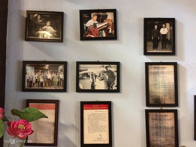 Những kỷ niệm của gia đình ông bà Đỗ Miễn được trưng bày trong không gian quán. Ảnh: Huỳnh Nhi