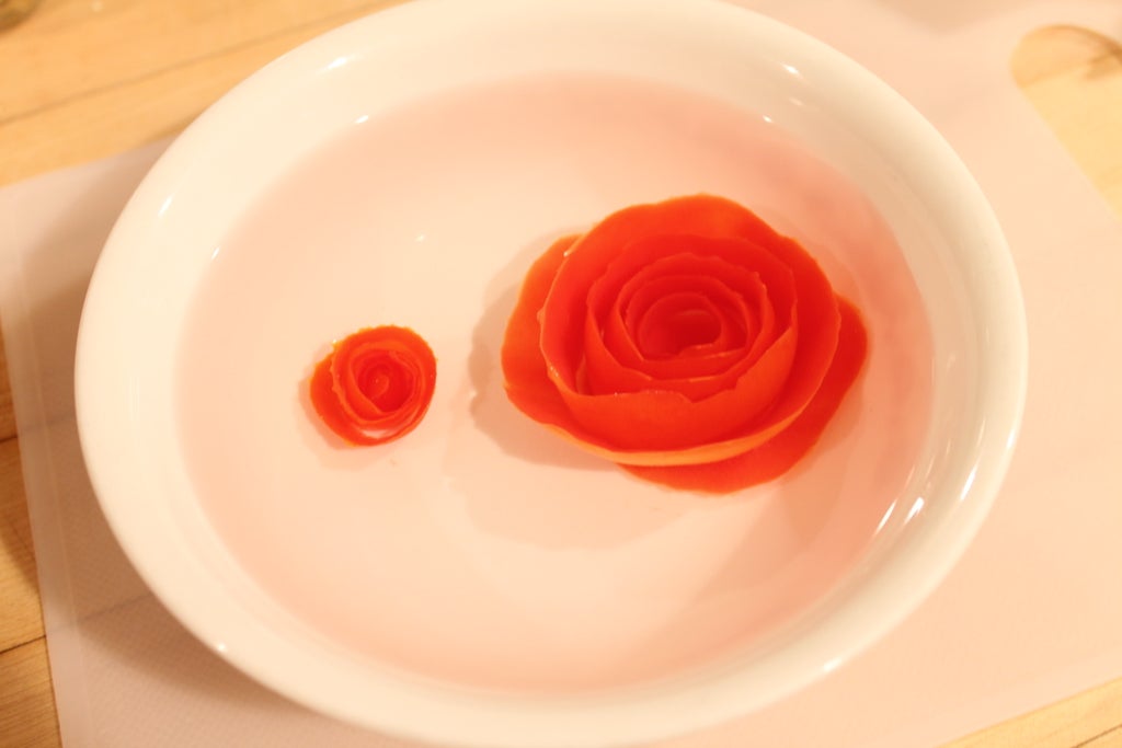 Cách làm hoa hồng bằng vỏ cà chua dễ không tưởng, khiến món ăn như được “lột xác” - 10