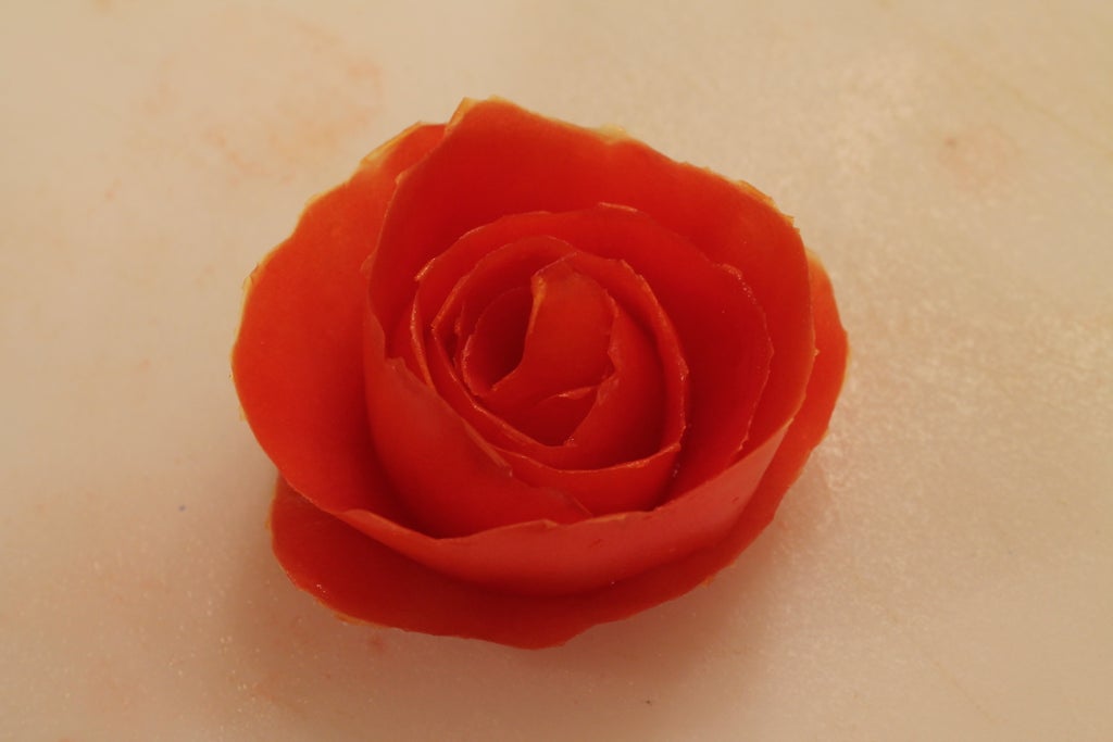 Cách làm hoa hồng bằng vỏ cà chua dễ không tưởng, khiến món ăn như được “lột xác” - 8