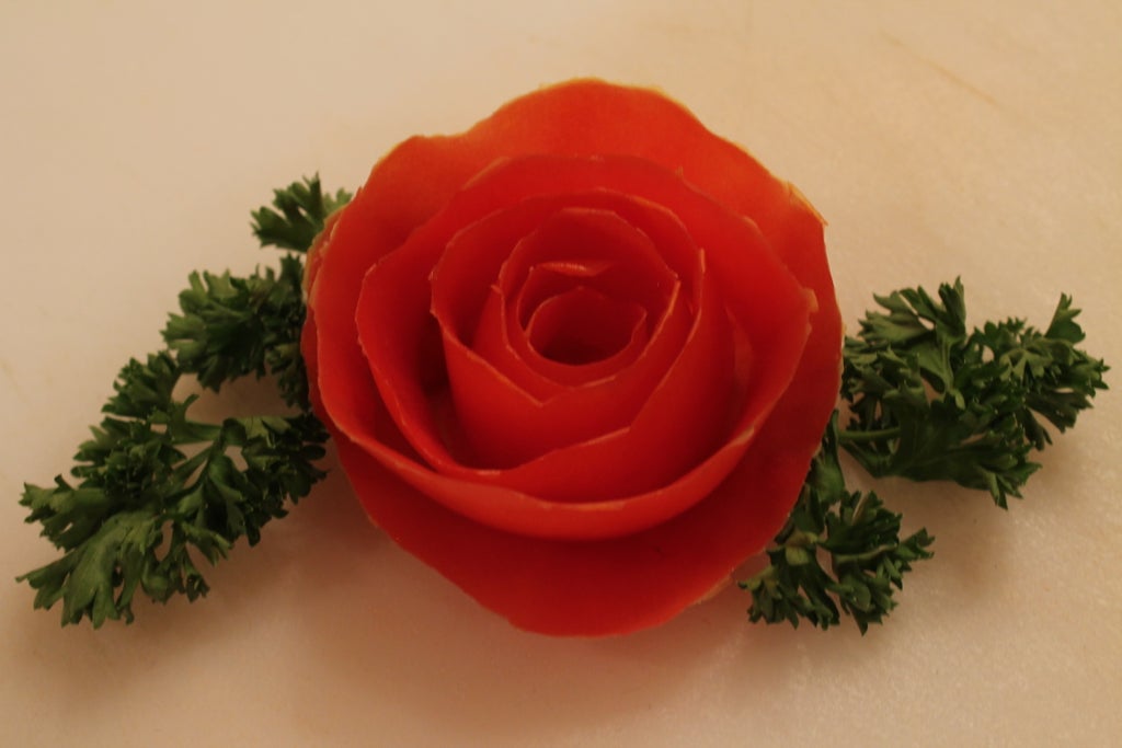 Cách làm hoa hồng bằng vỏ cà chua dễ không tưởng, khiến món ăn như được “lột xác” - 9