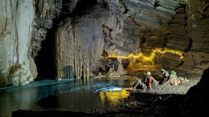 Bên trong hang Thủng có nhiều vũng nước lớn, bao quanh là các khối nhũ đá khổng lồ.