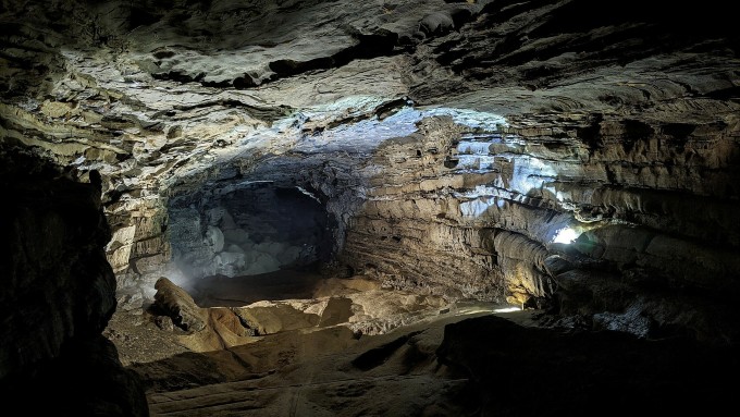 Những tầng đất đá xếp lớp trong hang Thủng. Khách có thể đến đây tự túc hoặc đi theo tour giá 1.550.000 đồng/người cho nhóm dưới 15 người.