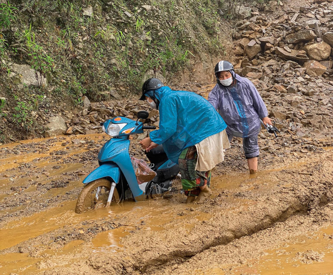 Hành trình chinh phục Tà Xùa gặp khá nhiều khó khăn do trời mưa. Bùn lầy ngập lên nửa bánh xe khiến cả nhóm Khôi phải xuống xe dẫn bộ. Ảnh: NVCC