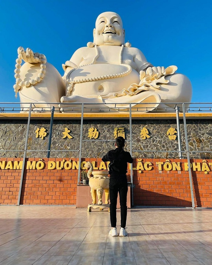 Tượng Phât Di Lặc là một trong những bức tượng nổi tiếng ở Việt Nam