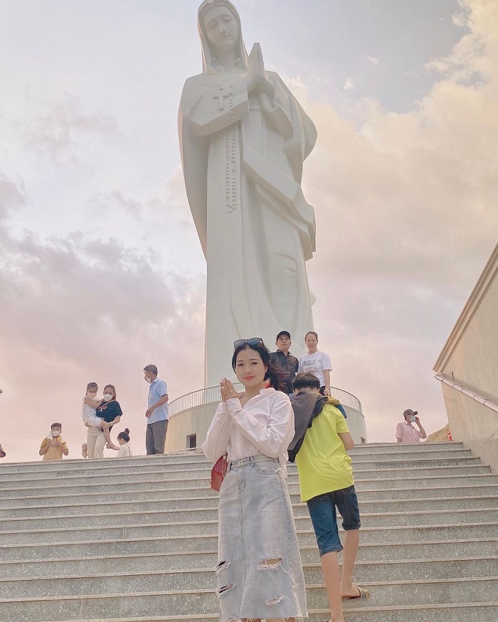 Tượng Đức Mẹ Maria là một trong những bức tượng nổi tiếng ở Việt Nam