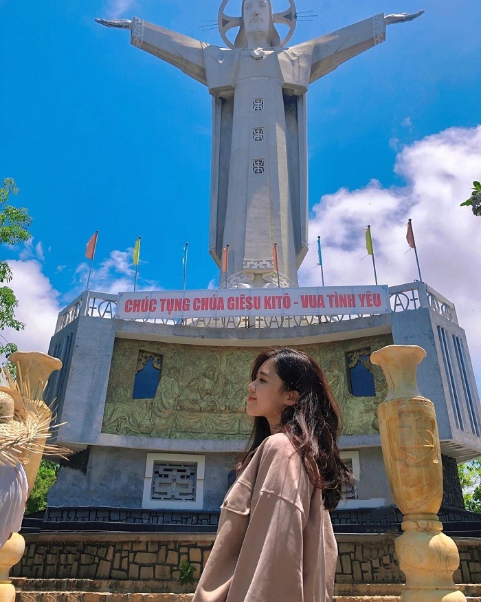Tượng Chúa Kito Vua là một trong những bức tượng nổi tiếng ở Việt Nam