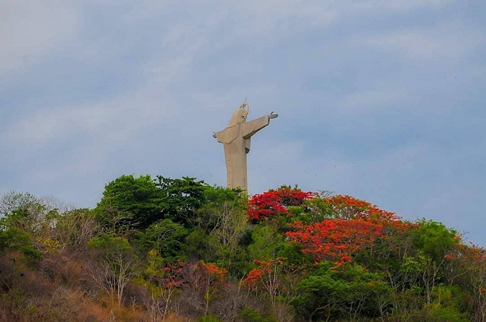 Tượng Chúa Kito Vua là một trong những bức tượng nổi tiếng ở Việt Nam