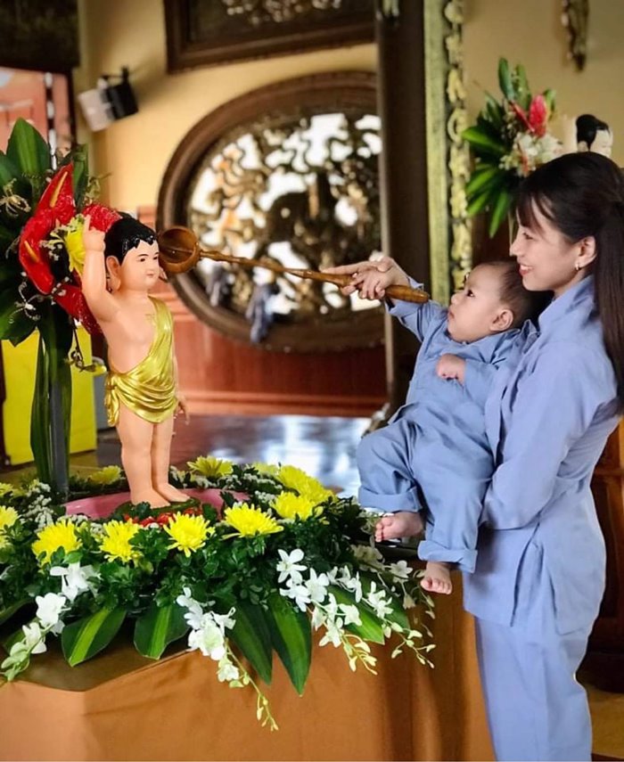 du khách thăm chùa Hoa Khai ở đắk Nông 