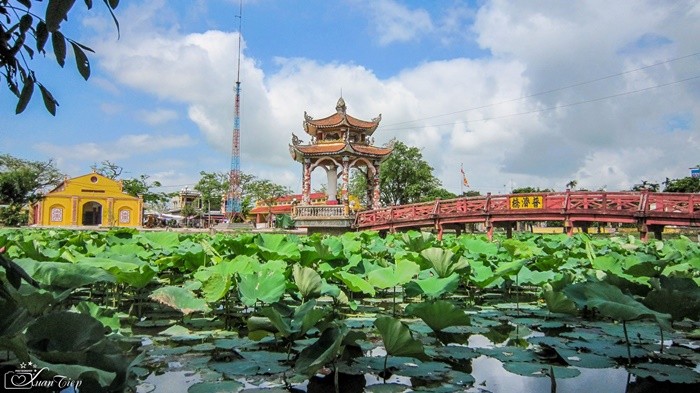 Chùa Lương Nam Định - hồ bán nguyệt
