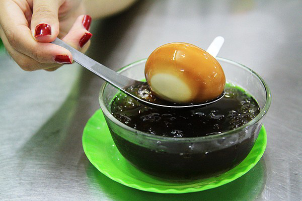 Cool off on a summer day with a strange and famous egg tea dish in Saigon - Photo 1.