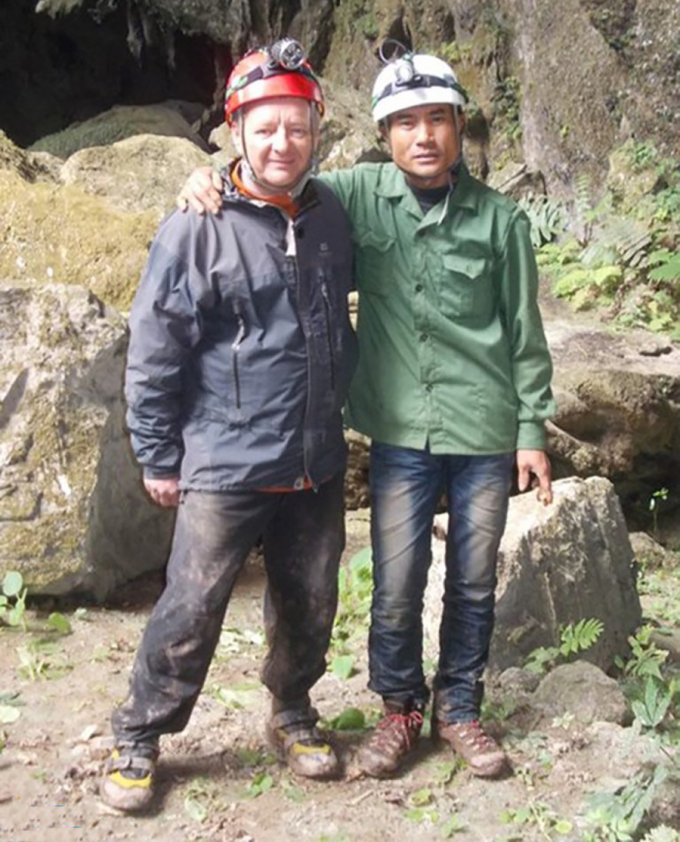 Ông Hồ Khanh (phải) chụp ảnh cùng chuyên gia Howard Limbert (trái) trong chuyến đi rừng năm 2014.