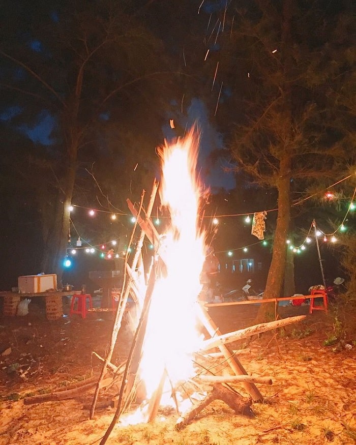 đốt lửa trại - trải nghiệm nên thử tại Đảo Thanh Lân