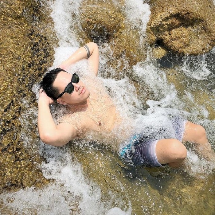 Tắm suối ở Khe Nước Lạnh Quảng Bình 