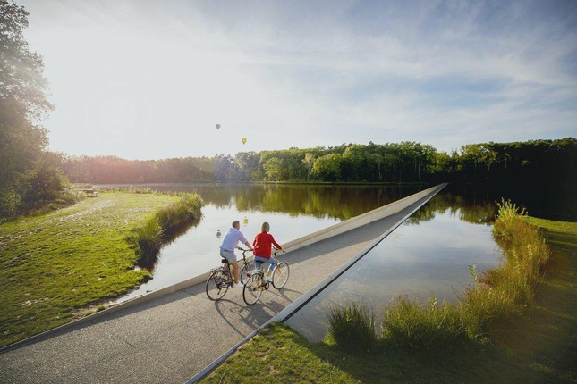 Cycling Through Water: Đạp xe "chill" với view mây nước trên cung đường đẹp nhất tại Bỉ - 2