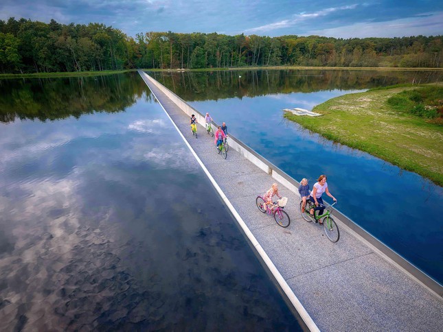 Cycling Through Water: Đạp xe "chill" với view mây nước trên cung đường đẹp nhất tại Bỉ - 5
