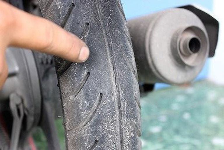 Hãy cẩn thận kiểm tra thật kỹ độ mòn của lốp xe máy.
