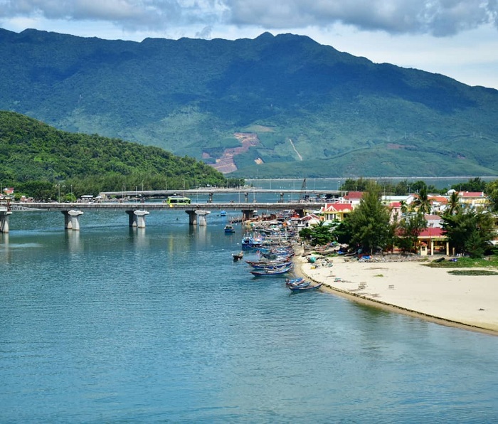 Lăng Cô là vịnh biển đẹp ở Việt Nam