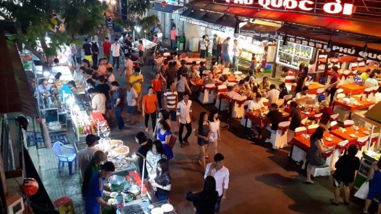Hàng hòa và sản phẩm ở chợ đêm Dinh Cậu rất đa dạng, phong phú
