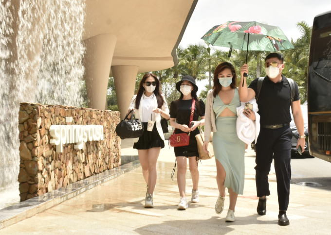 Những du khách đầu tiên trở lại Bình Châu Hot Springs (Bà Rịa - Vũng Tàu) trong buổi sáng 15/10. Ảnh: Đăng Khoa/Báo Bà Rịa Vũng Tàu