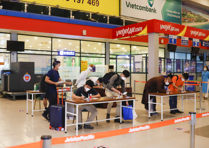 Tỉnh Quảng Bình đã đón đoàn khách đầu tiên trở lại từ TP HCM ngày 15/10, du khách cần kết quả xét nghiệm âm tính nCoV trong vòng 72h trước chuyến bay, theo quy định của Bộ Giao thông vận tải. Ảnh: SDLQB
