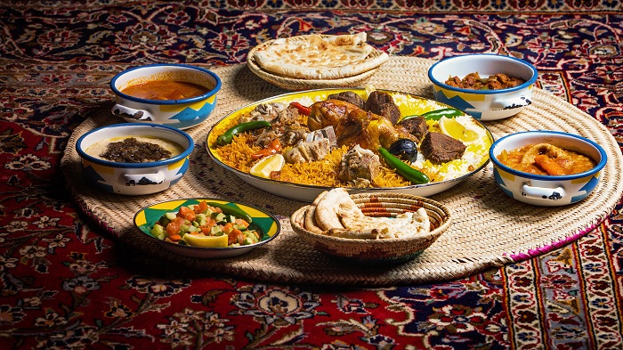 Người Ả-rập Xê-út thường dùng bữa ăn bằng tay - Du lịch Ả Rập Xê Út