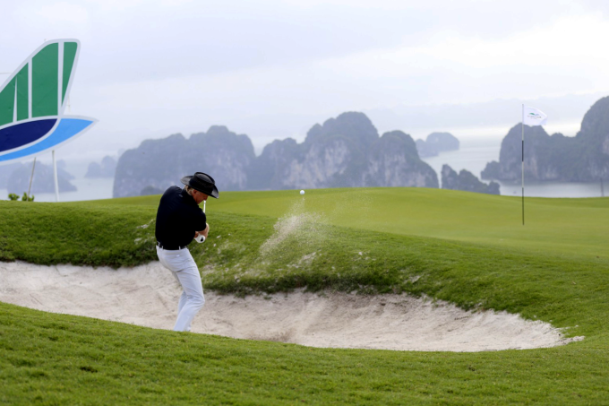 Huyền thoại golf Grag Norman trải nghiệm sân golf có hố par 3 đẹp nhất Việt Nam tại Hạ Long. Ông đánh giá du lịch golf Việt Nam còn non trẻ song có tiềm năng để cạnh tranh với các quốc gia trong khu vực.  Ảnh: Doanh nghiệp cung cấp