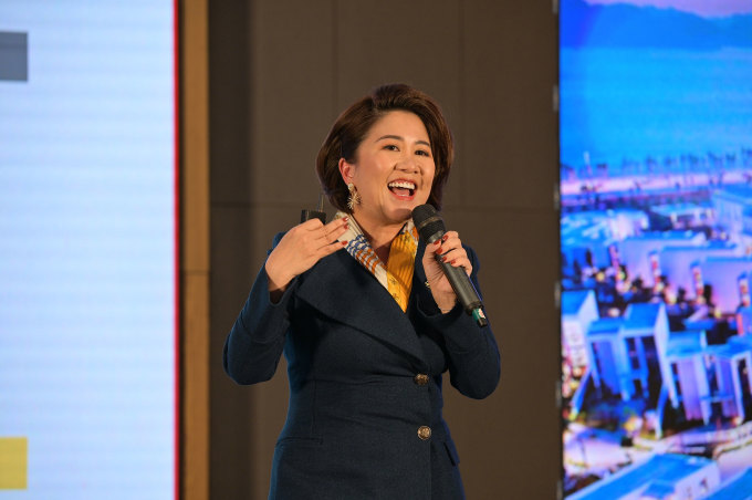 Bà Cao Ngân Hà - Trưởng ban Marketing (Tập đoàn Sun Group) chia sẻ tại hội thảo.