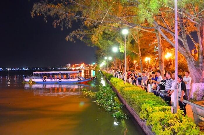 Địa điểm đi chơi đêm ở Cần Thơ - công viên bờ kè sông Hậu