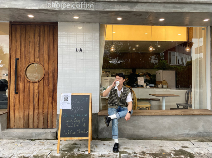 Nguyễn Duy Phong quyết định đi ăn sáng, uống cà phê ngay từ hôm đầu hàng quán mở cửa. Ảnh: Nguyễn Duy Phong
