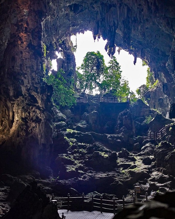 cửa hang rộng - điểm độc đáo của hang Đầu Gỗ Hạ Long