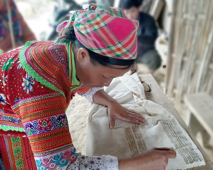 Phụ nữ Mông học nghề vẽ sáp ong từ rất sớm