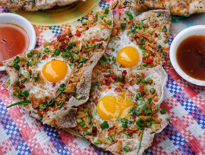 Grilled Vietnamese rice 'pizza' the talk of the town - VnExpress International