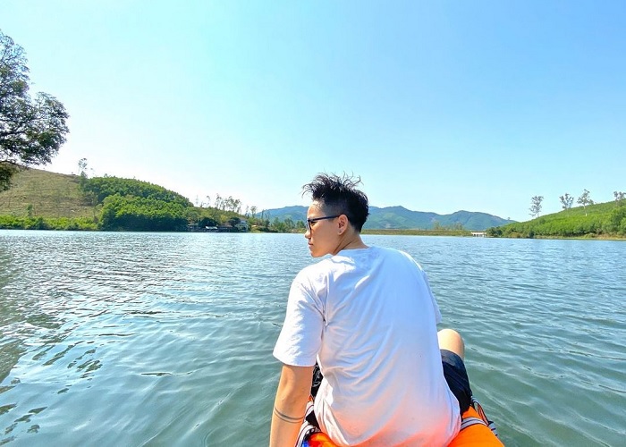 chèo thuyền - hoạt động thú vị tại Hồ Tôn Dung 