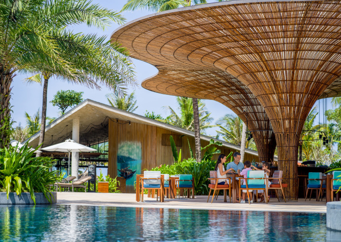 InterContinental Phu Quoc Long Beach Resort có không gian xanh mướt và gần gũi, là điểm đến thư giãn thú vị cho cả gia đình.