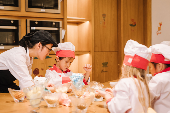 Các em nhỏ có thể học nấu ăn tại nhà hàng Sora & Umi bên trong khu nghỉ dưỡng.
