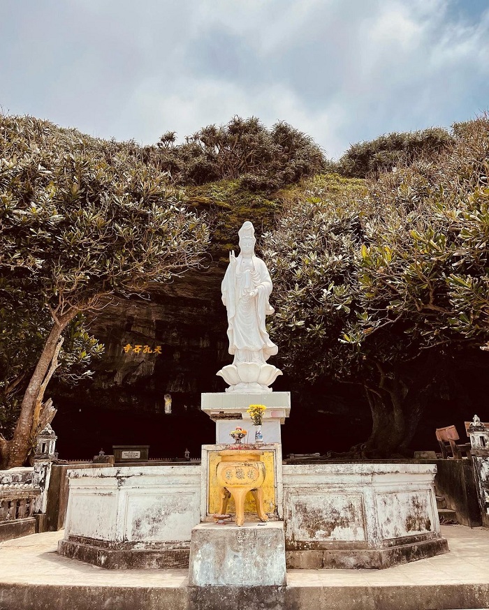 Chùa Hang là ngôi chùa đẹp trên đảo Lý Sơn