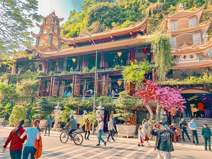 Chùa Hang Đồ Sơn là chùa Hang ở Việt Nam nổi tiếng