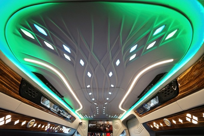 Khoang xe tích hợp hệ thống đèn chuyển màu đa sắc RGB, tạo nên sự sang trọng như khoang hạng thương gia của các hãng hàng không. Ngoài ra, xe trang bị đầy đủ các tiện ích: cổng sạc USB, Wifi và TV 32 inch... đáp ứng nhu cầu giải trí của du khách trong hành trình.