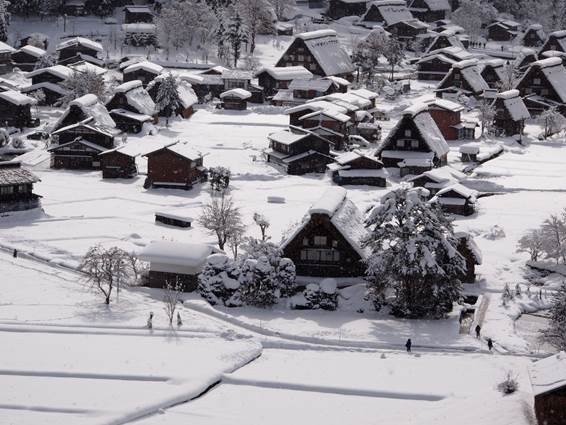 Vào mùa đông, ngôi làng cổ được bao phủ bởi lớp tuyết trắng tạo nên một khung cảnh đầy thơ mộng và lãng mạn. Nguồn ảnh: Ban xúc tiến chiến lược nước ngoài tỉnh Gifu.