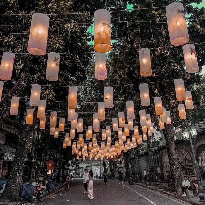 Phố Phùng Hưng là địa điểm ngắm lồng đèn đẹp ở Việt Nam