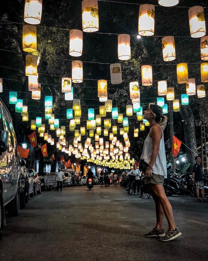 Phố Phùng Hưng là địa điểm ngắm lồng đèn đẹp ở Việt Nam