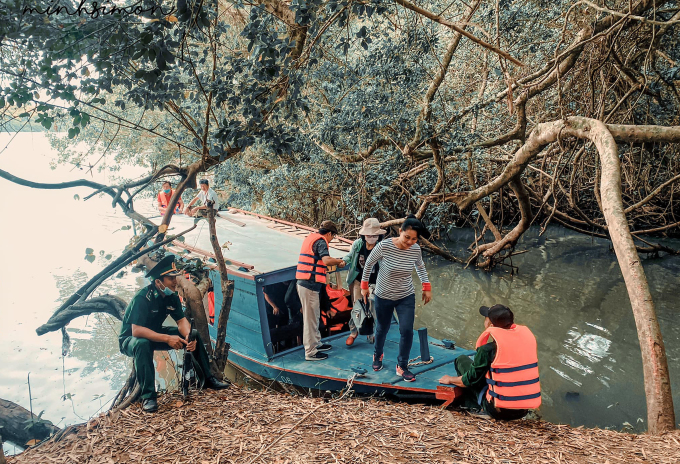 Nhóm của Nhật Minh đã có chuyến du ngoạn bằng thuyền trên sông Vàm Cỏ Đông để nhìn ngắm cảnh quan khu rừng và các loài chim, thú. Ảnh: NVCC