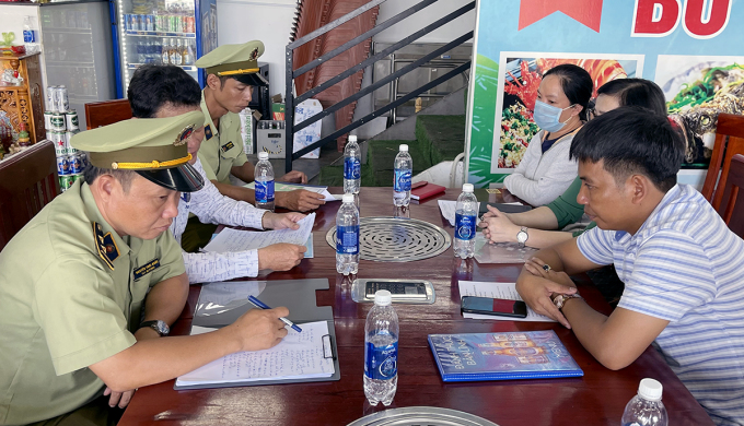 Đoàn liên ngành thành phố Nha Trang kiểm tra quán hải sản bị du khách phản ứng, ngày 26/4. Ảnh: Xuân Ngọc.