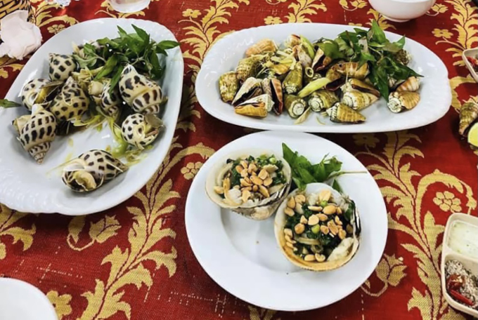 Ba dĩa hải sản, trong đó nửa kg ốc hương có giá 900.000 đồng tại quán hải sản ở Nha Trang bị du khách phản ứng. Ảnh: Lê Văn.