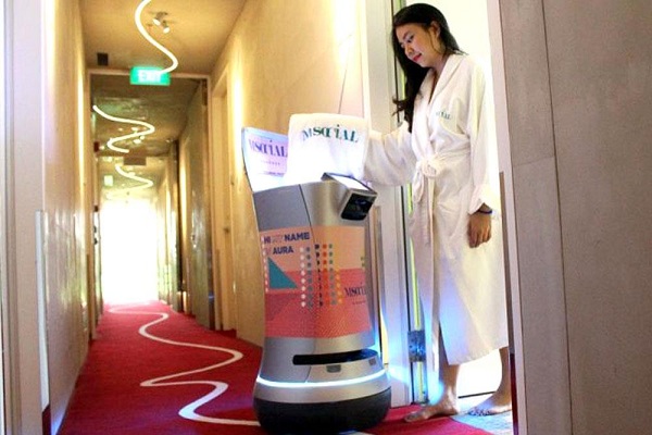 nhân viên robot sẽ thay thế hoàn toàn con người trong phục vụ khách sạn nhà hàng