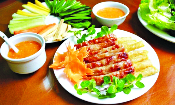 Nem Khánh Hòa được thực khách ưa chuộng nhờ có độ dai, giòn đặc trưng.